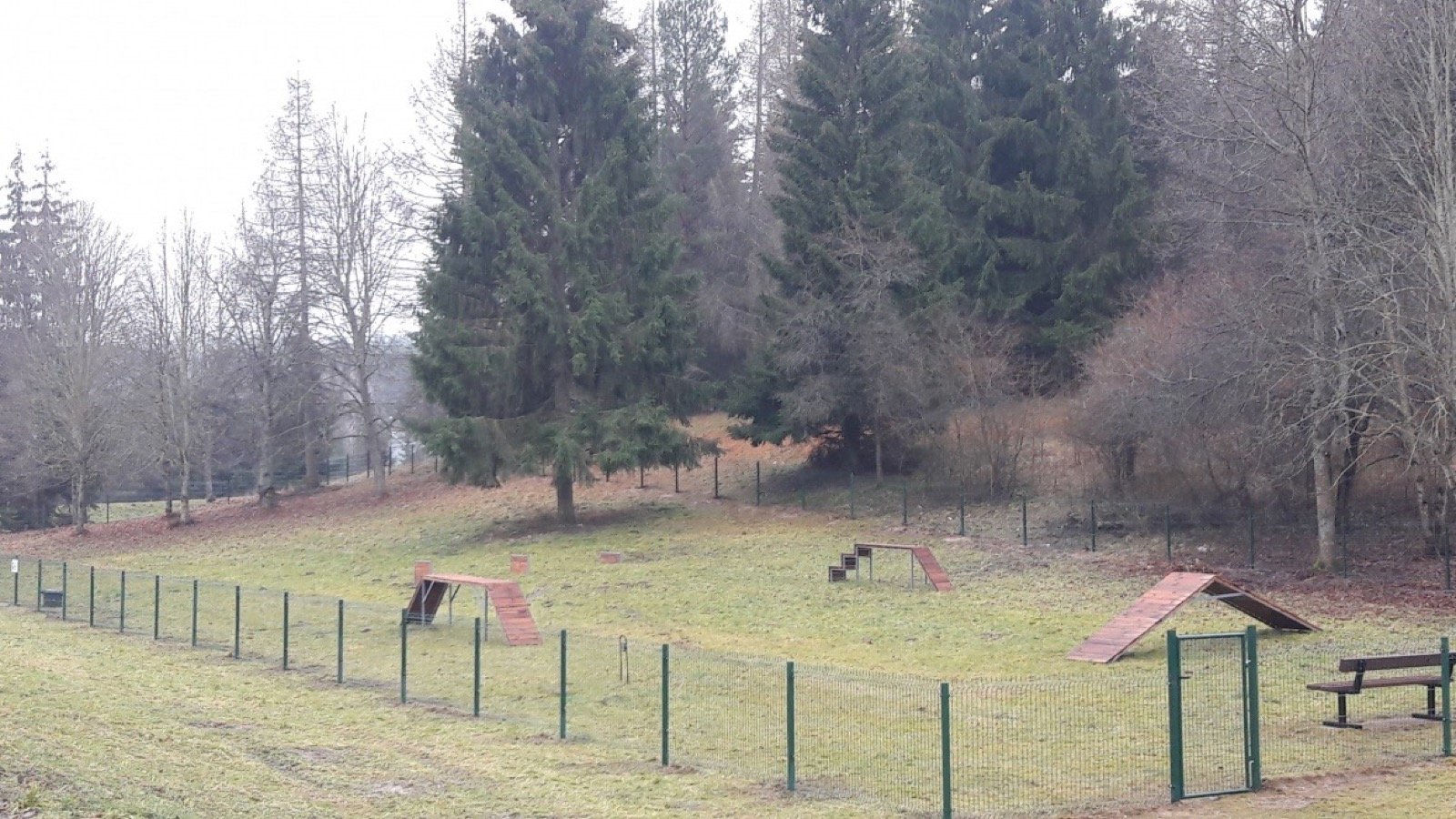 Šunų vedžiojimo aikštelė Liudiškių gatvėje — nuotrauka 1