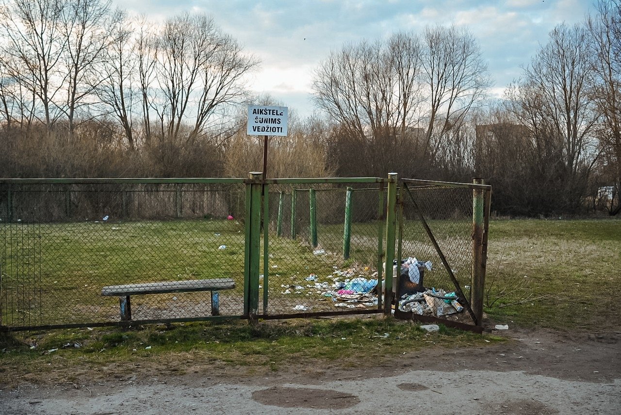 Šunų vedžiojimo aikštelė prie Projektuotojų g. 8A — nuotrauka 1