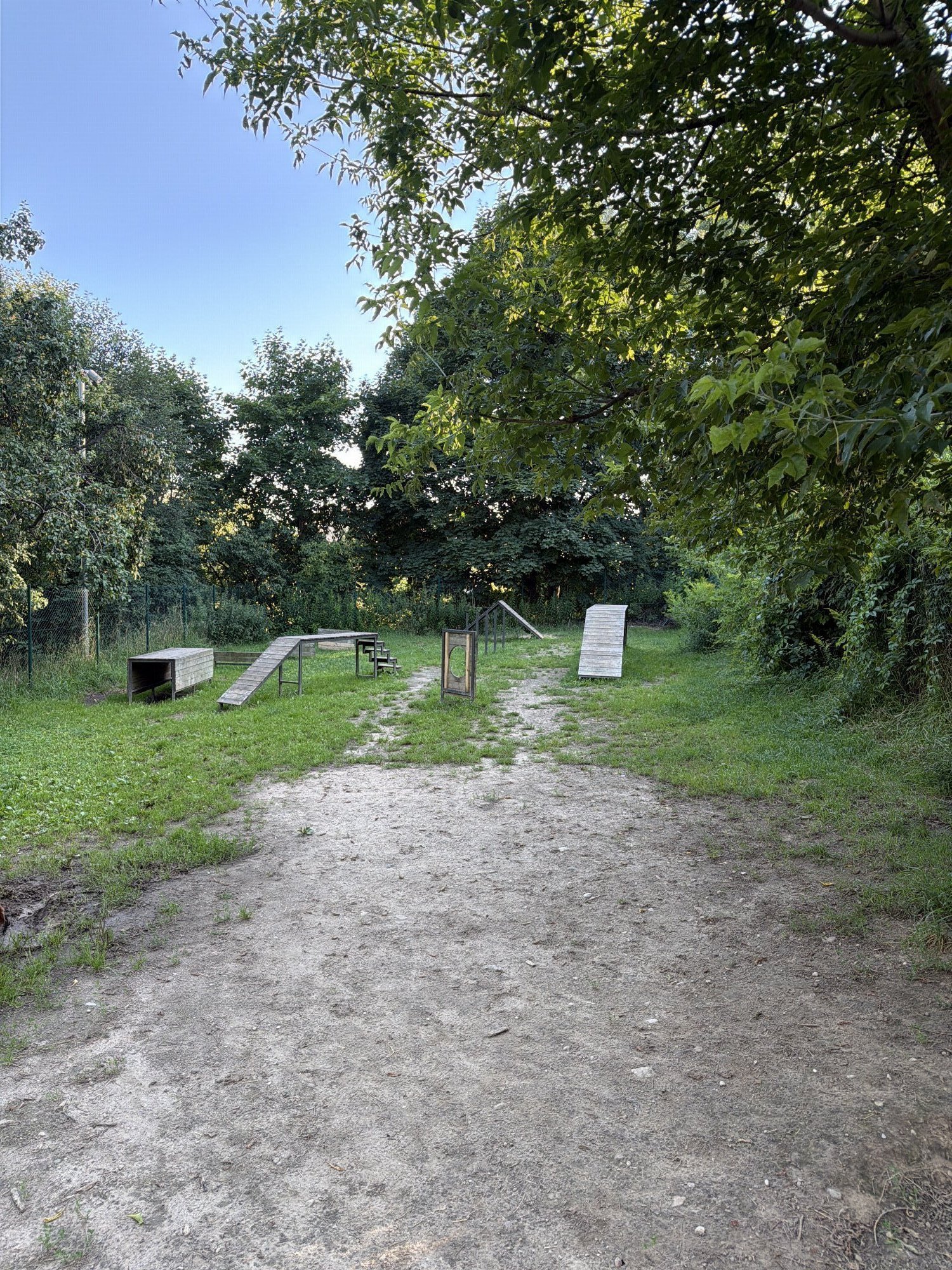 Neries senvagės parko šunų vedžiojimo aikštelė — nuotrauka 1